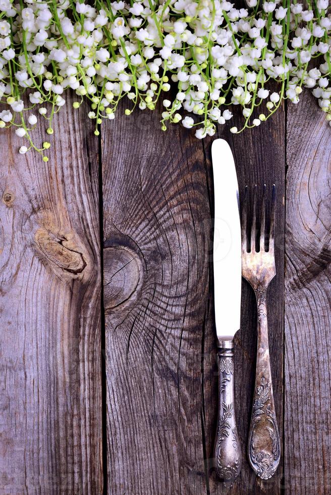 järn gaffel och kniv på en grå trä- bakgrund foto