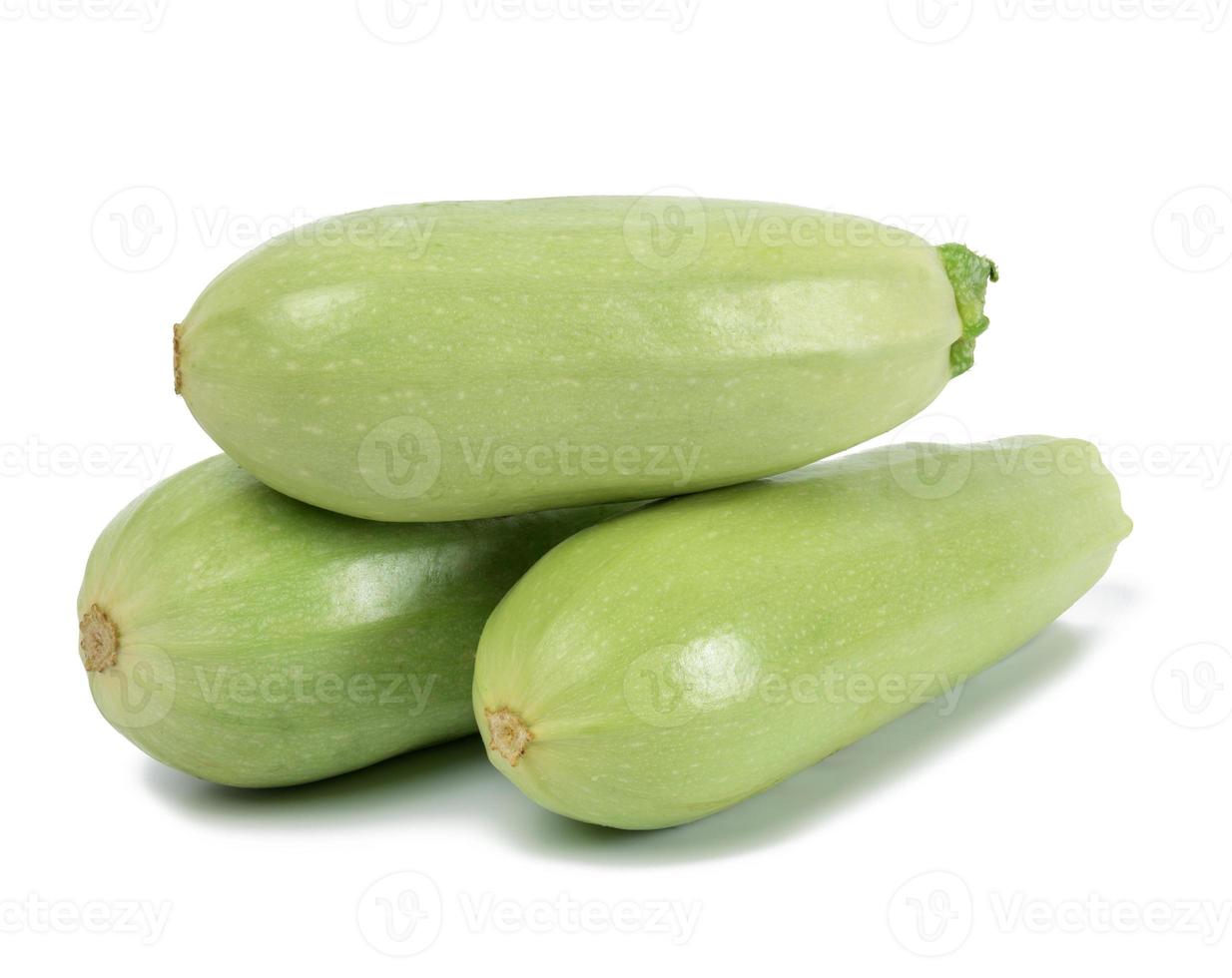 tre grön zucchini isolerat på vit bakgrund foto