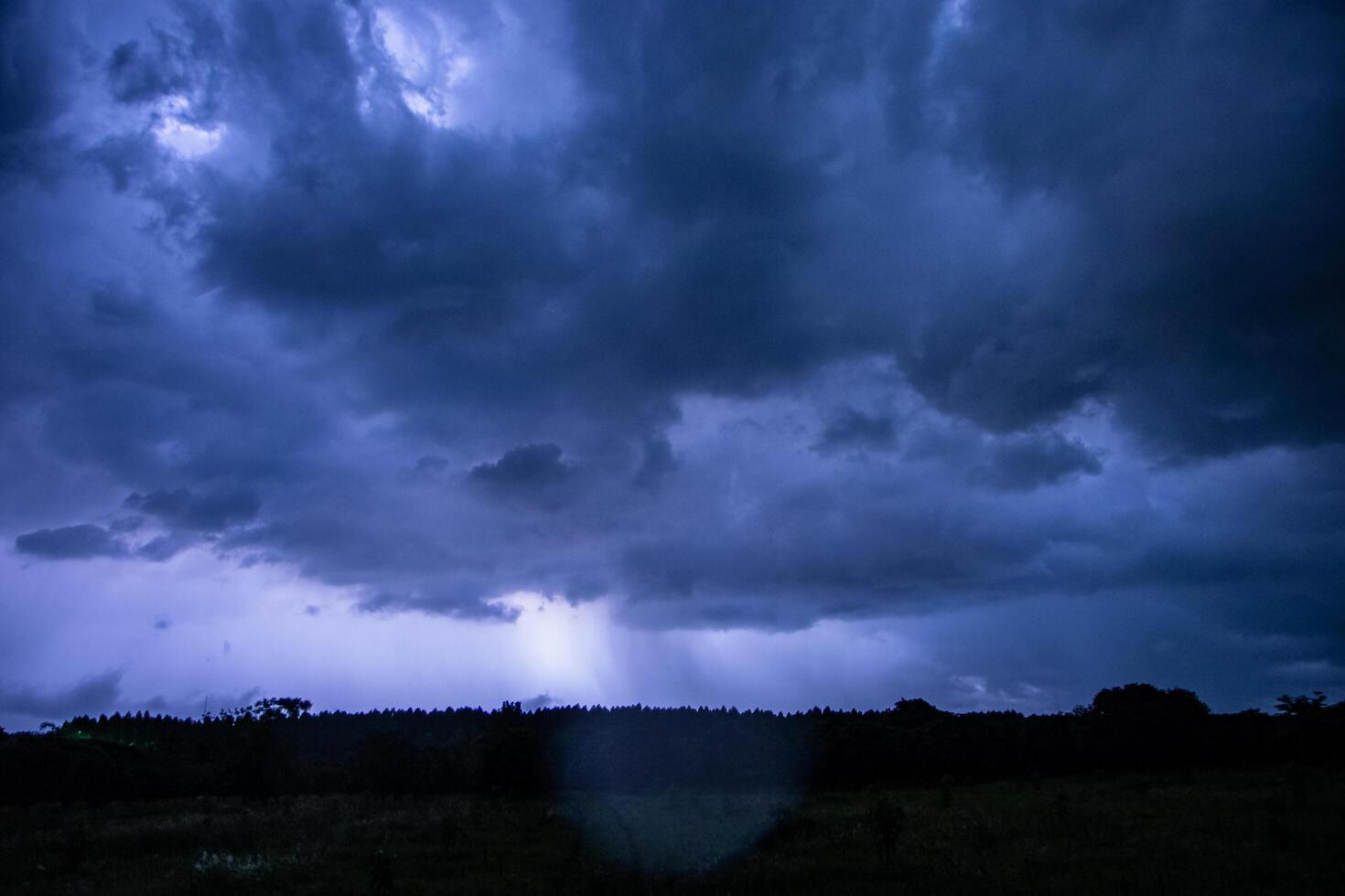 stormig himmel på natten foto