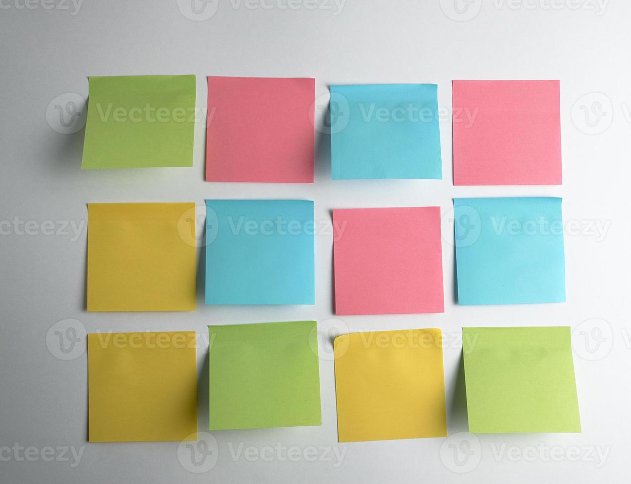 rosa, blå, grön papper klistermärken klistras in på vit bakgrund foto