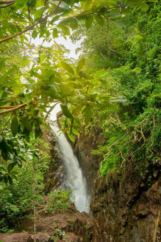 klong plu koh chang vattenfall foto