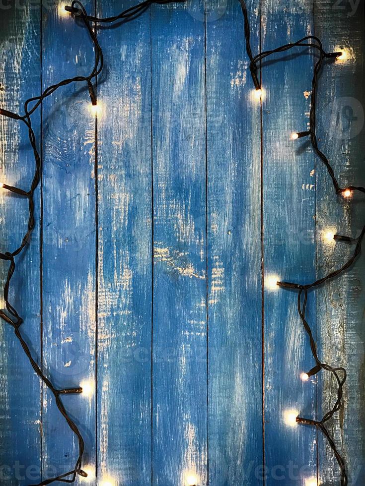 elektrisk krans med små tassar på en blå trä- bakgrund foto