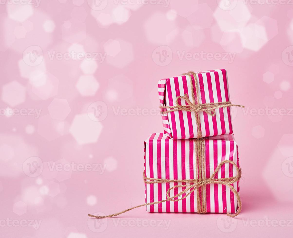 två lådor insvept i jul rosa papper och bunden med en brun rep foto