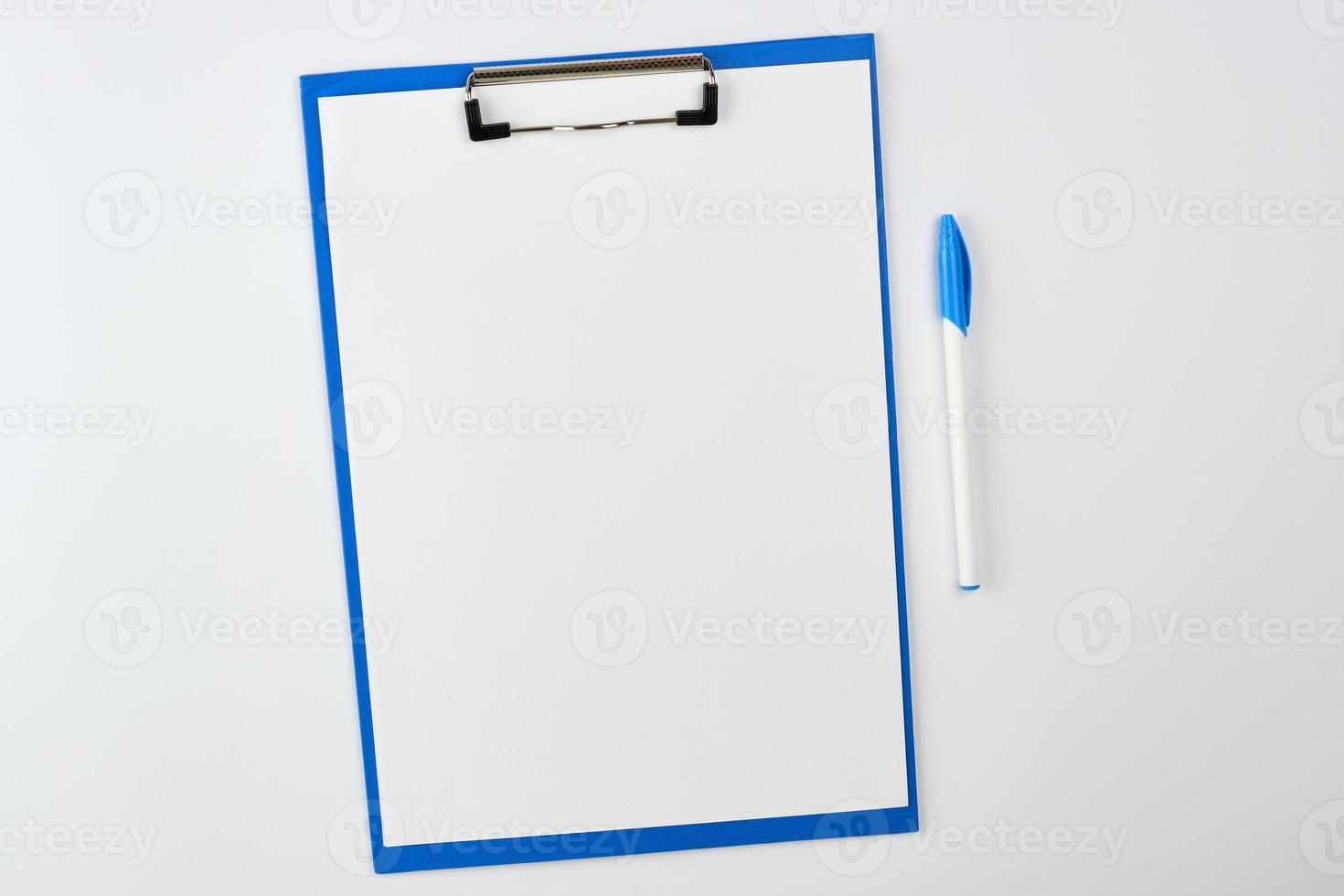 blå papper hållare på vit bakgrund foto