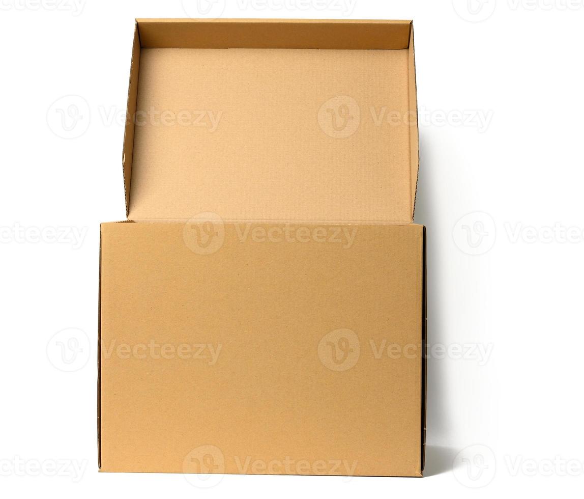 öppen brun korrugerad papper låda med lock för dokument på en vit bakgrund. behållare för rör på sig foto