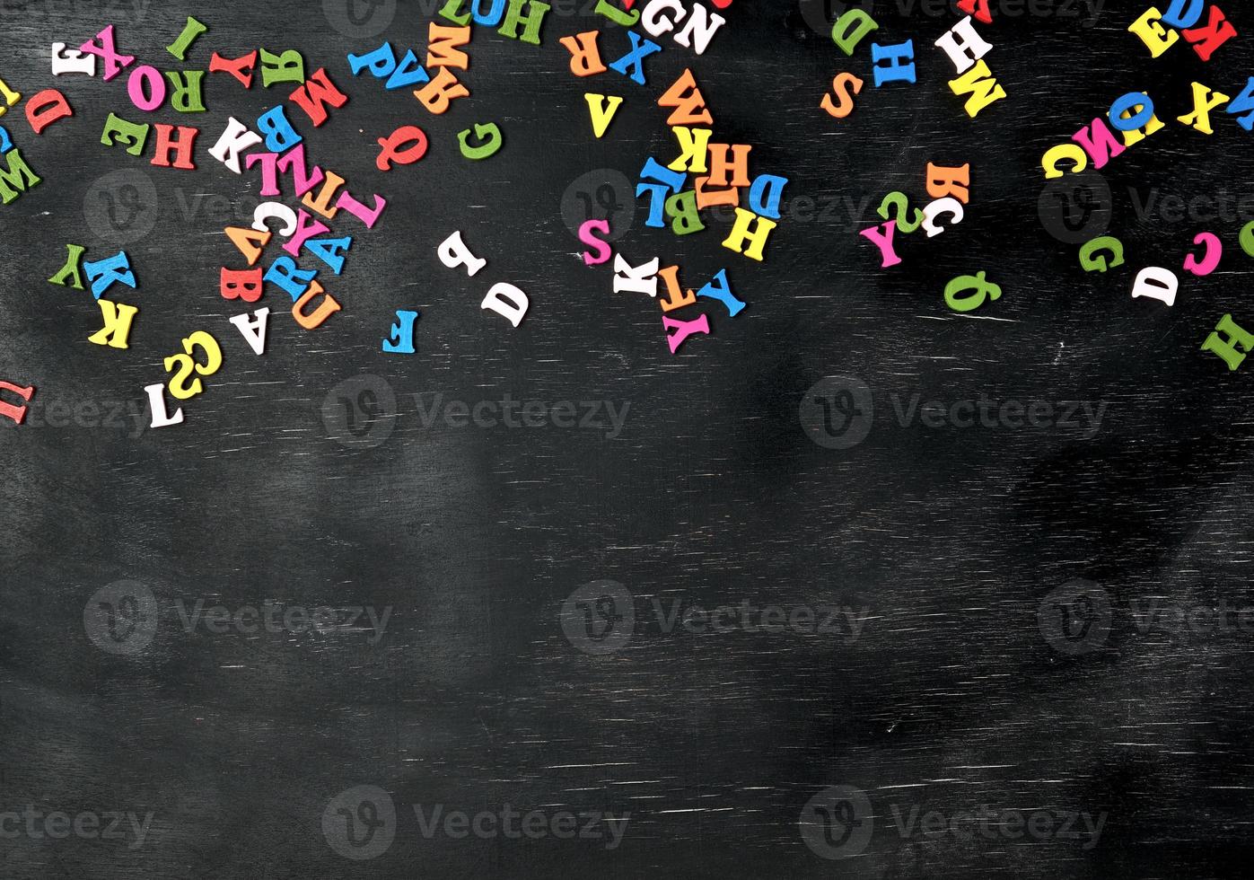 flerfärgad små trä- brev av de engelsk alfabet foto