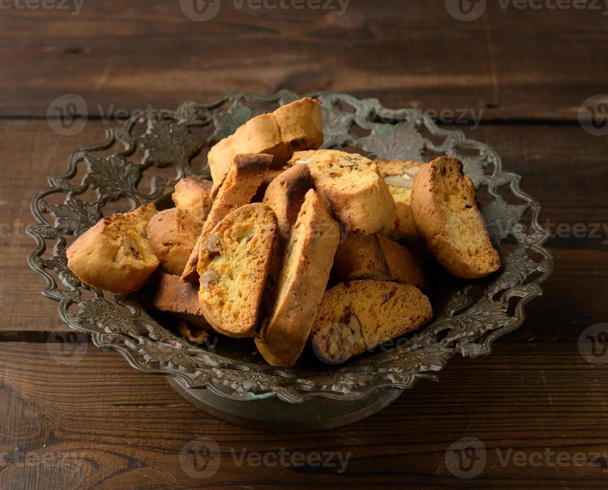 bitar av bakad italiensk jul biscotti småkakor i en metall tallrik foto