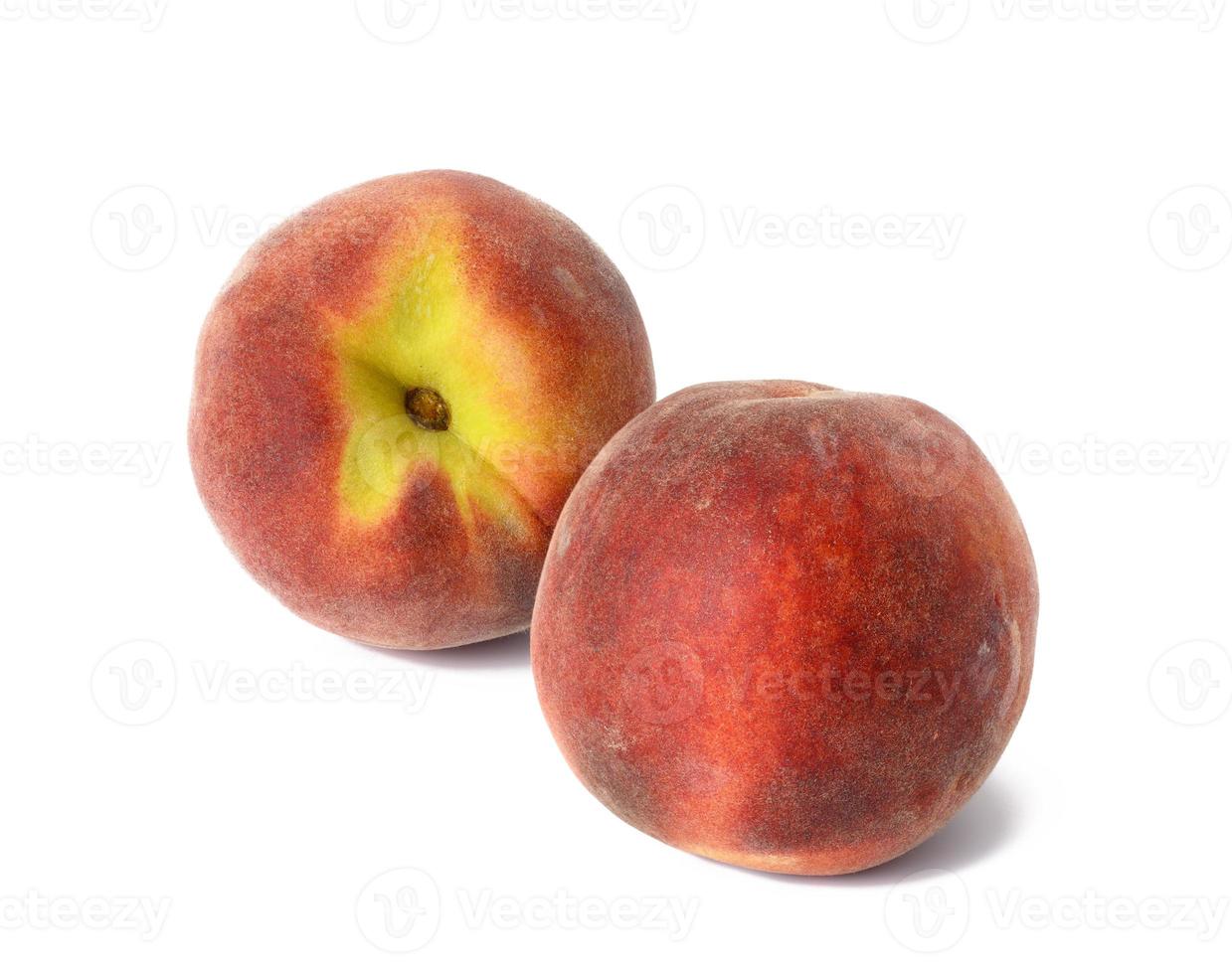 två mogen röd persikor isolerat på vit bakgrund foto