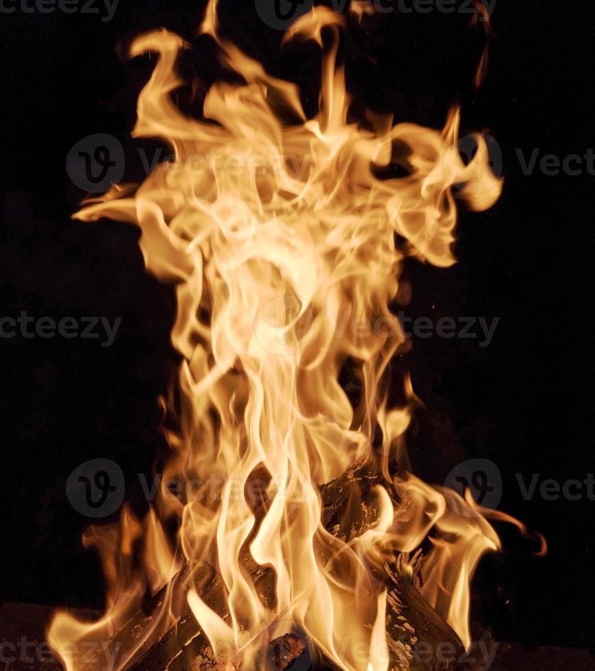brinnande trä- loggar och stor orange flamma foto
