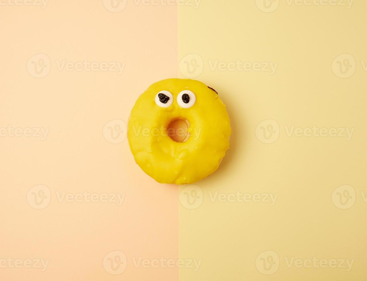 runda gul banan munk på en färgad bakgrund foto