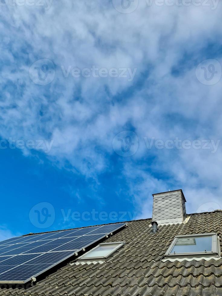 sol- paneler producerar rena energi på en tak av en bostads- hus i Tyskland foto
