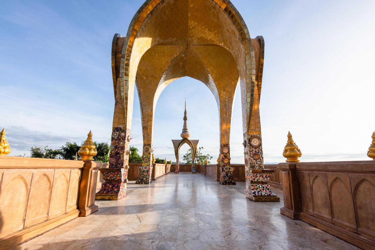 byggnader vid wat phra som pha son kaeo foto