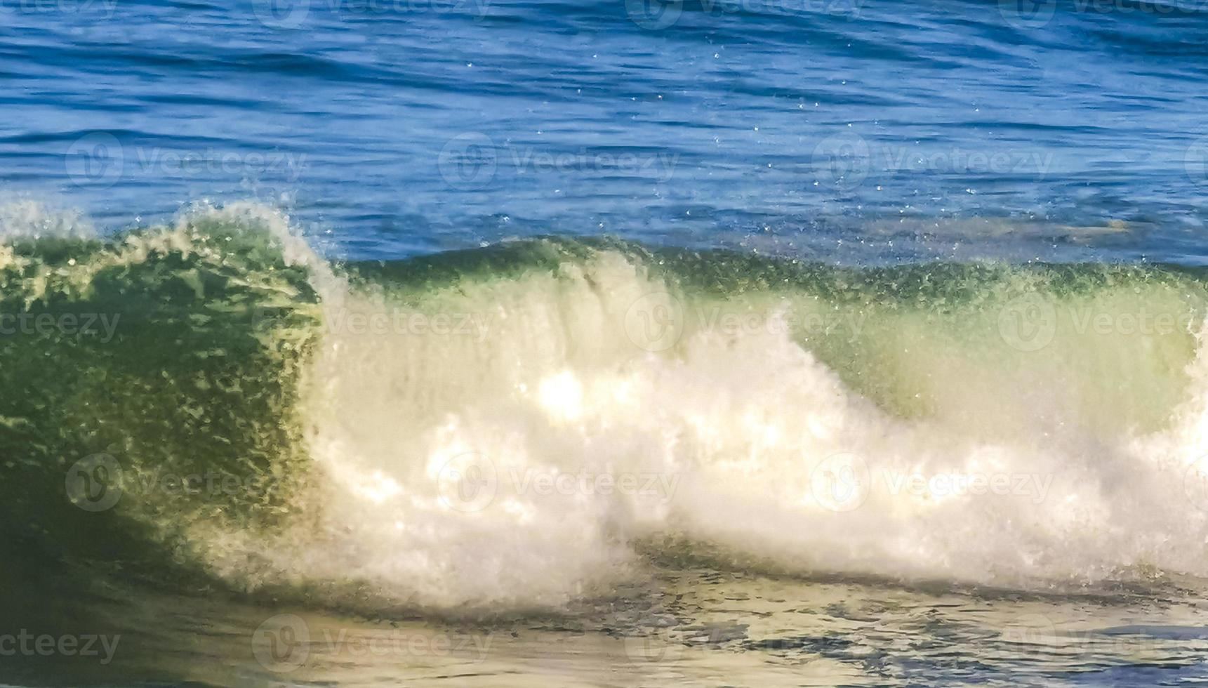 ytterst enorm stor surfare vågor på strand puerto escondido Mexiko. foto