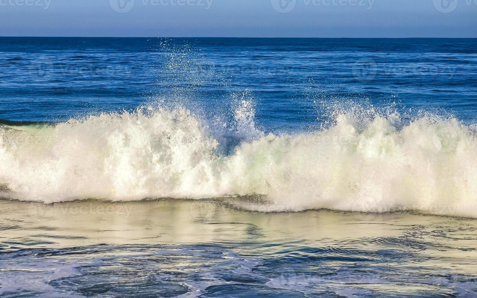 ytterst enorm stor surfare vågor på strand puerto escondido Mexiko. foto