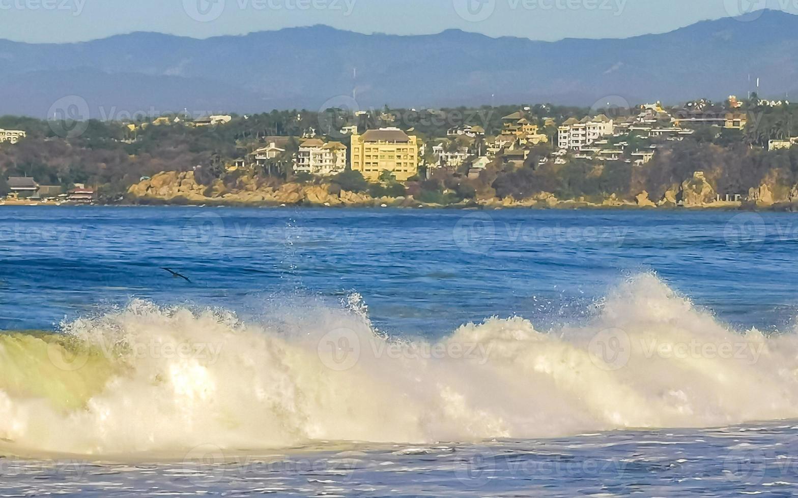 ytterst enorm stor surfare vågor på strand puerto escondido Mexiko. foto