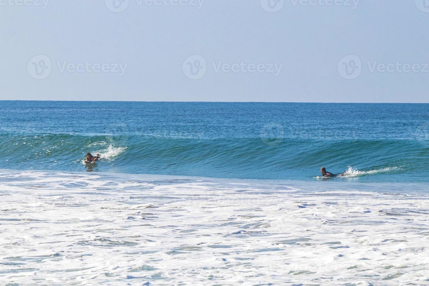 surfare surfing på surfingbräda på hög vågor i puerto escondido Mexiko. foto