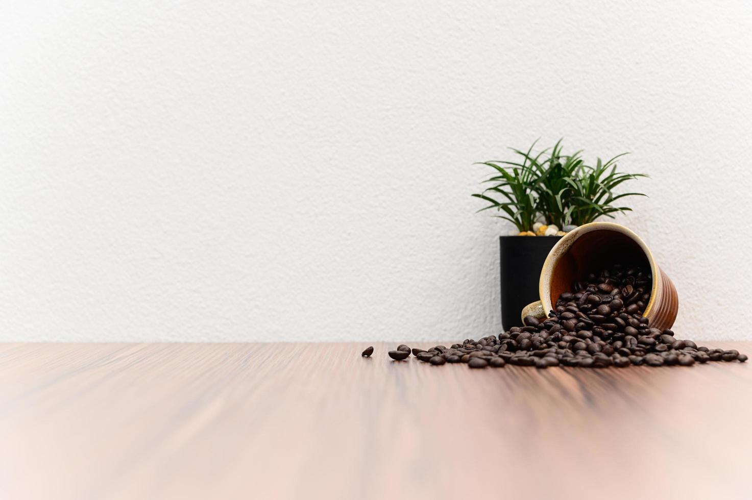 kaffebönor på skrivbordet foto