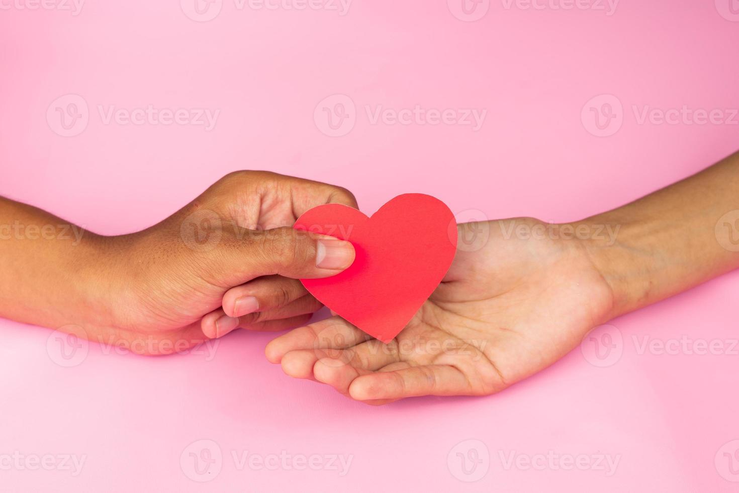 hand gester ge en hjärta till de händer av deras partner för romantisk och valentine bakgrund foto