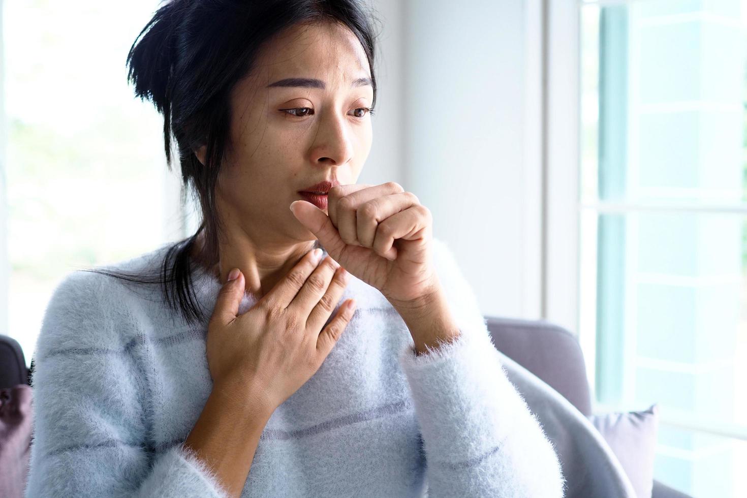 asiatisk kvinnor ha angina, hög feber och kronisk hosta. foto