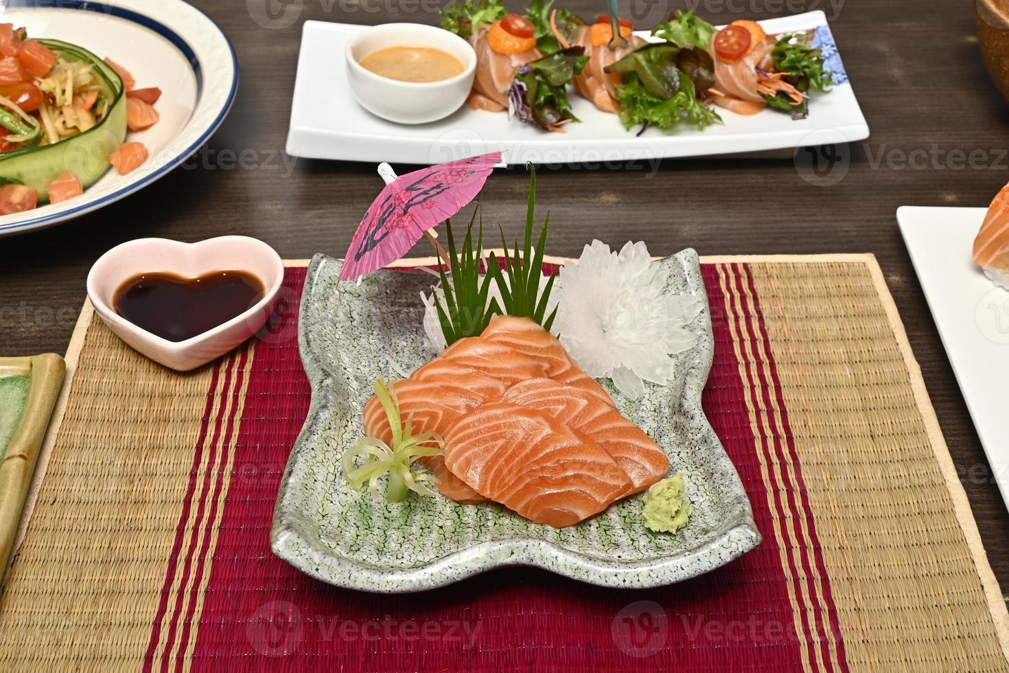 sashimi uppsättning i en grön skål foto