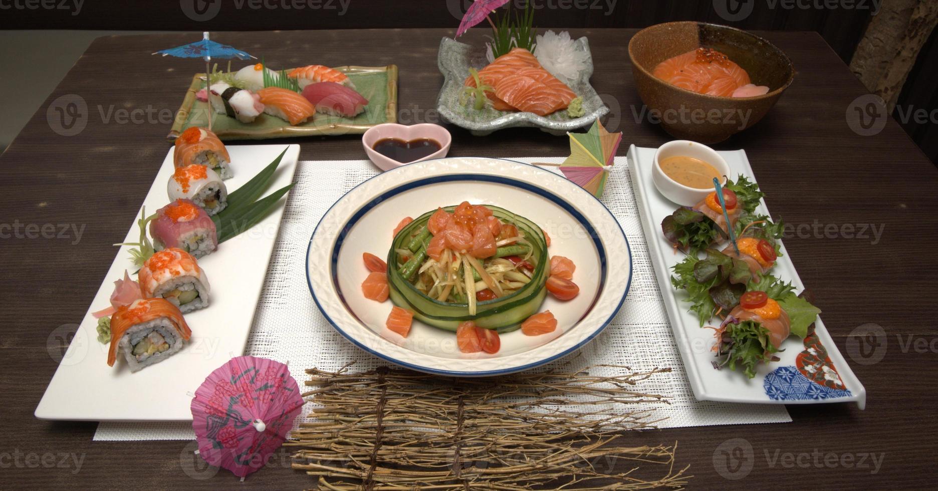 lax papaya sallad uppsättning med japansk mat foto