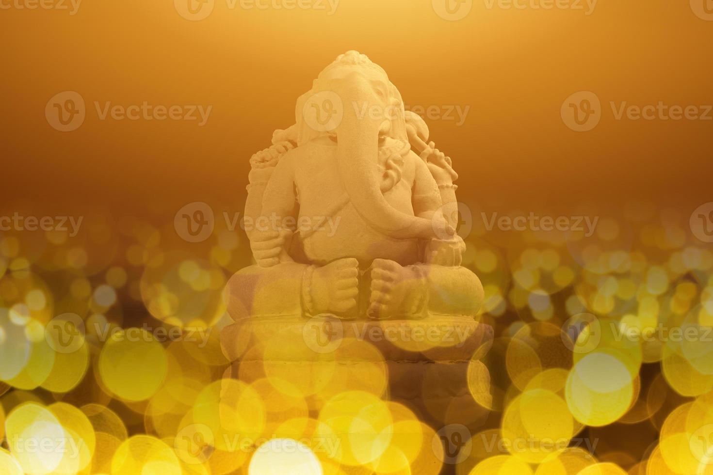 selektiv fokus på staty av herre ganesha, ganesha festival. hindu religion och indisk firande av diwali festival begrepp på mörk, röd, gul bakgrund. foto