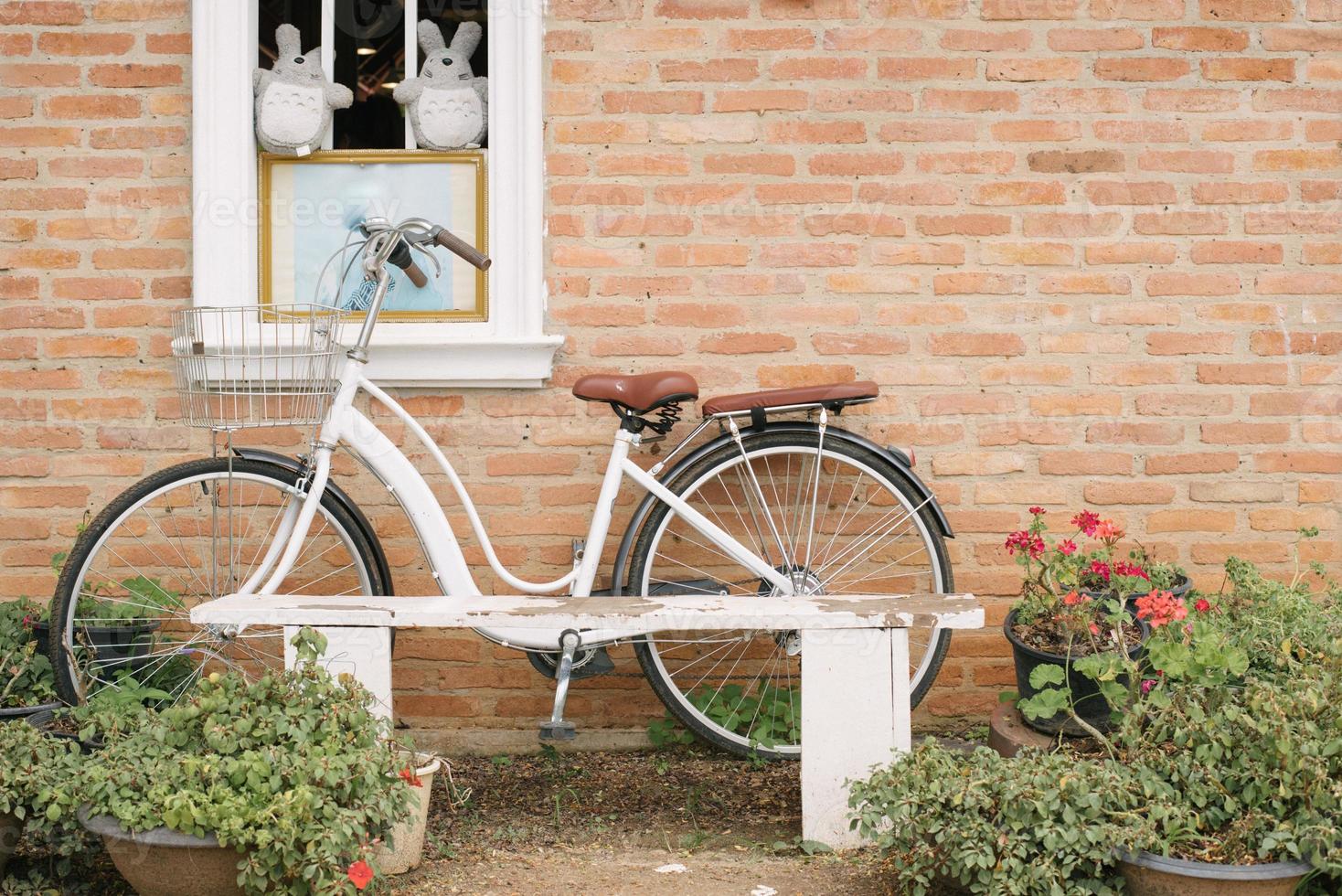 vit cykel bredvid de restaurang, unik dekoration i en restaurang vägg. foto