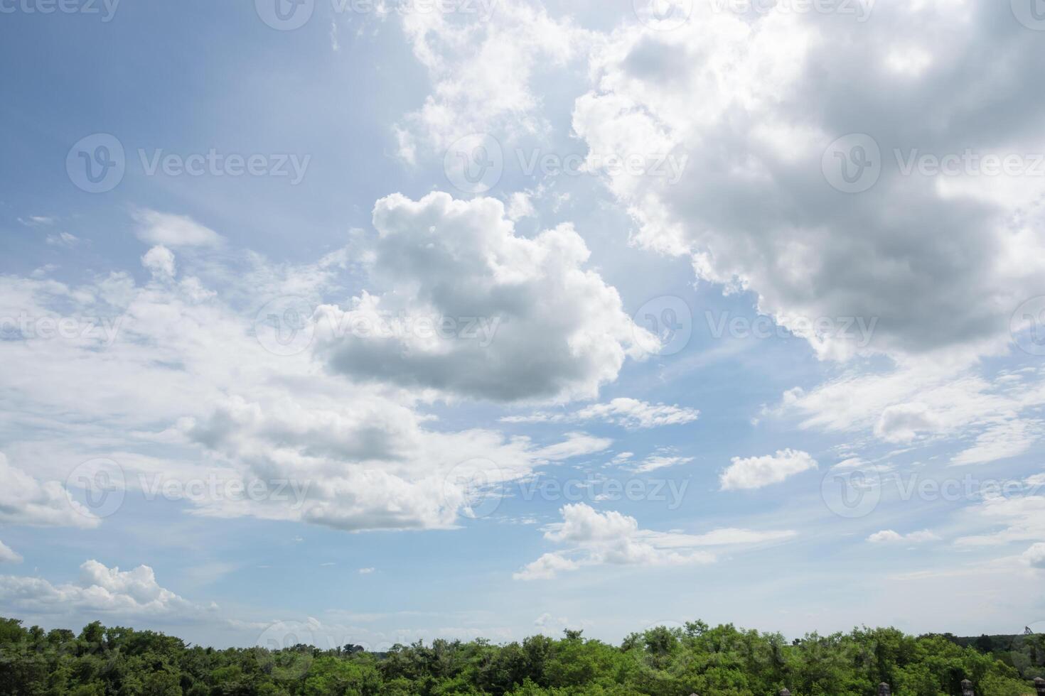 himmel och moln ovanför skogen foto