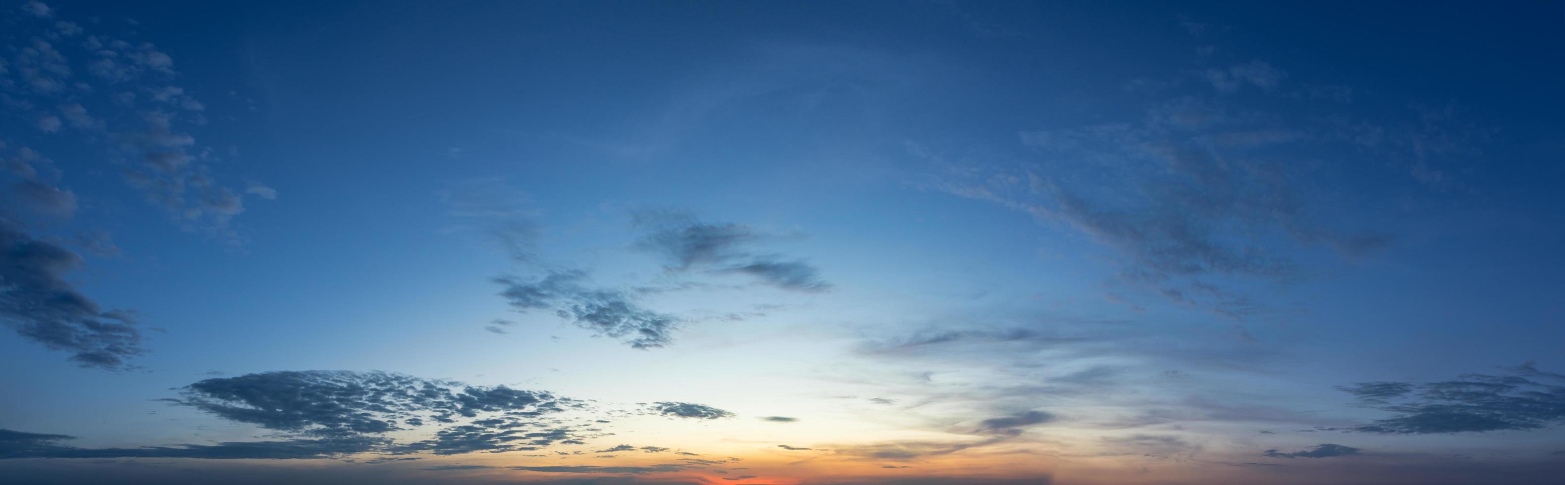 himmel och moln vid solnedgången foto