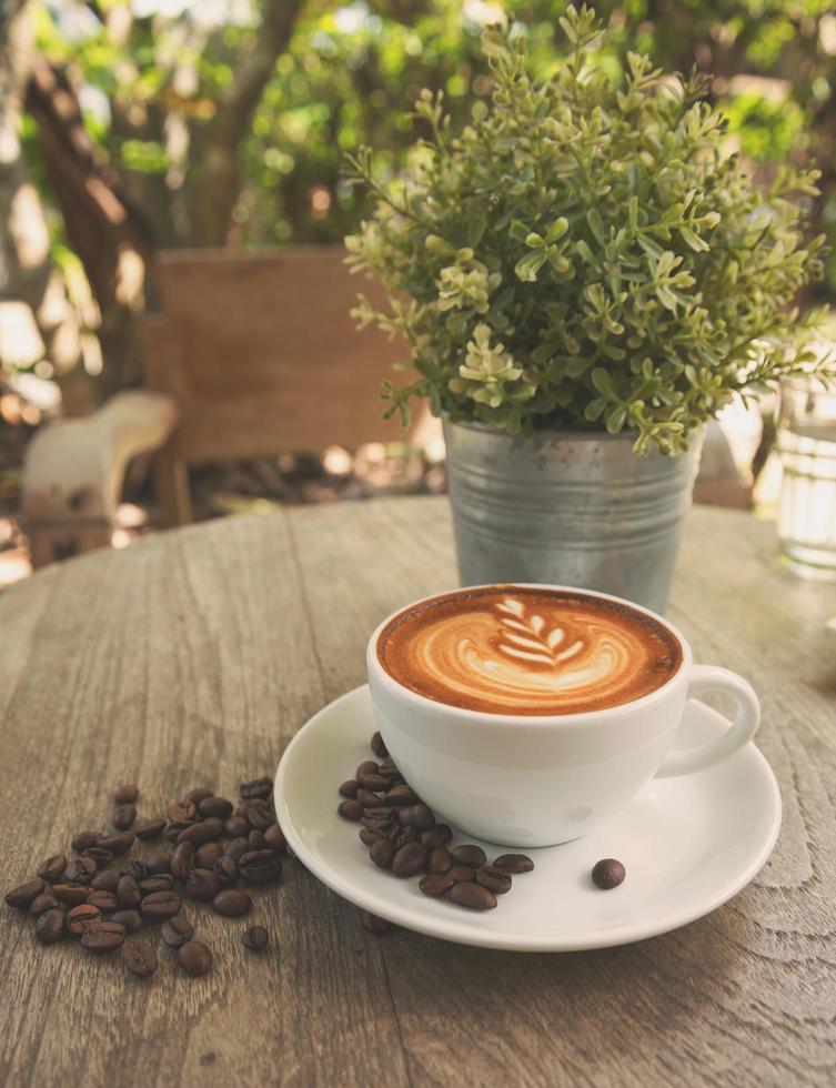 en kopp kaffe latte i ett kafé med en vintage färgton foto