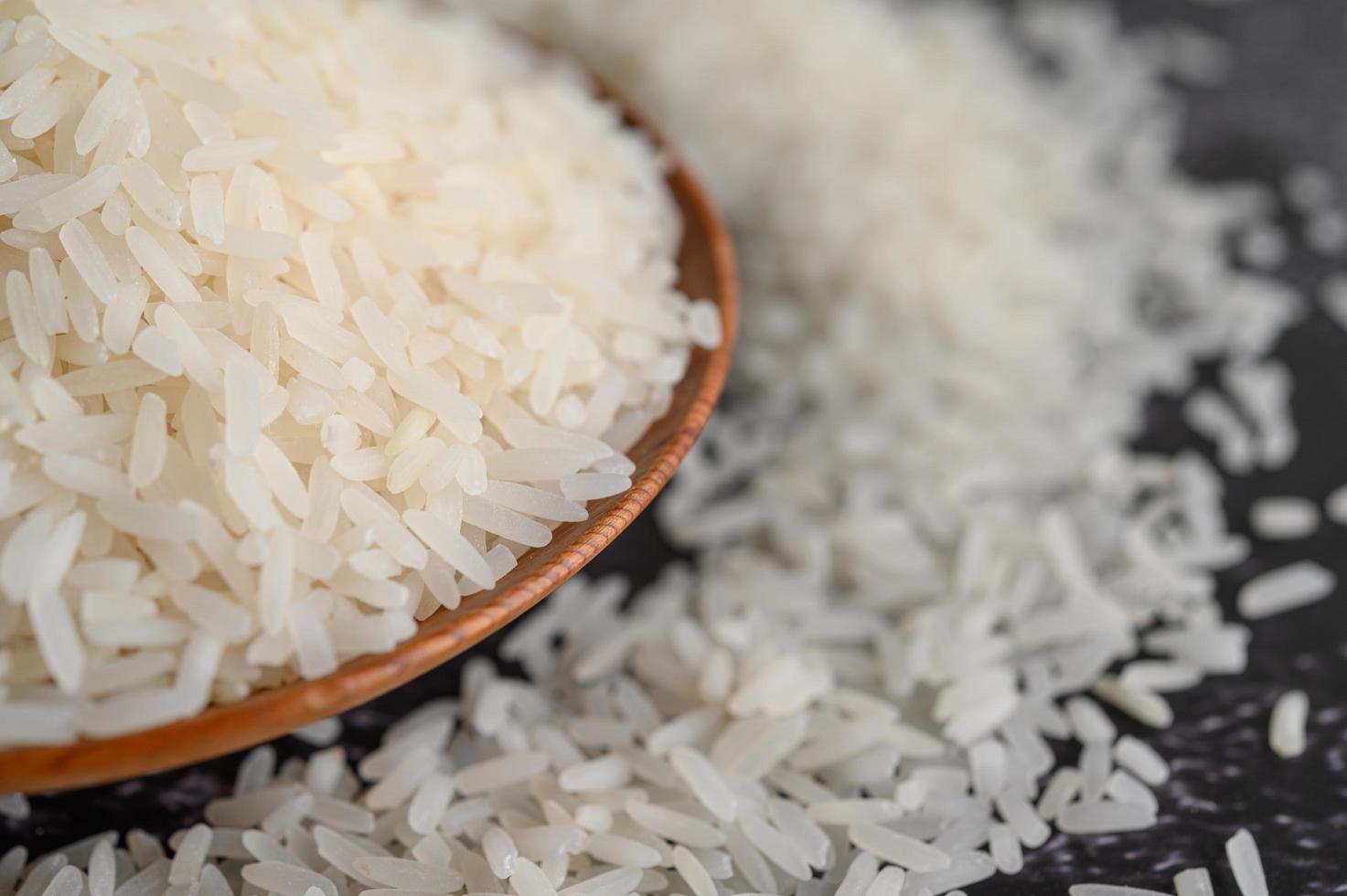 närbild av malet ris i skålar foto