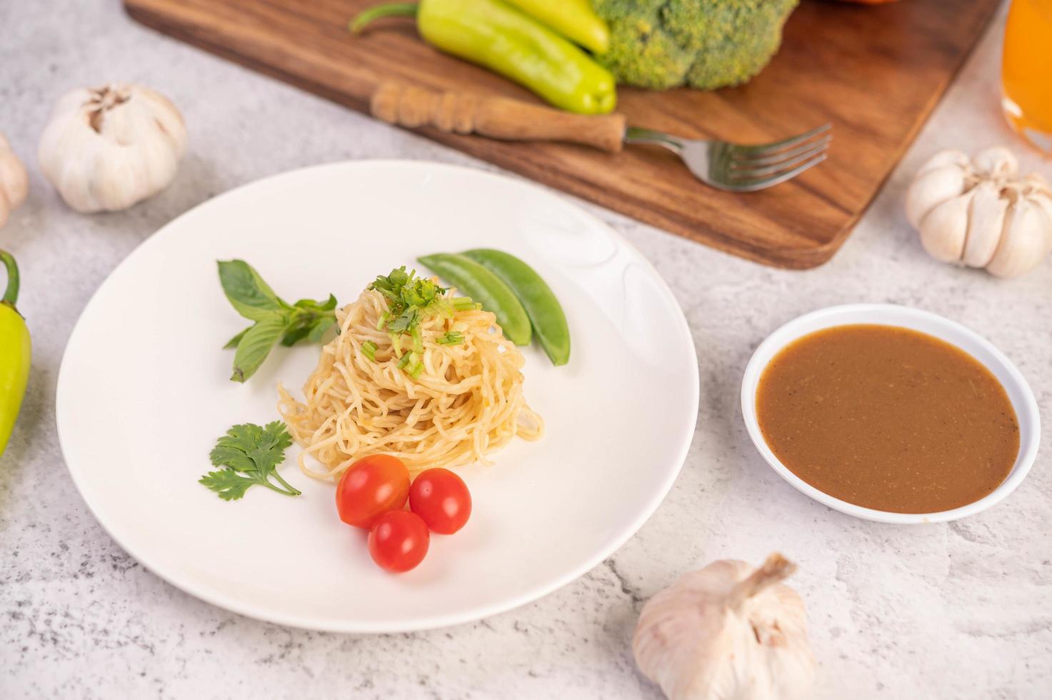 spagetti med tomater, koriander och basilika foto