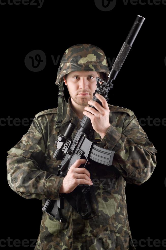 larmade soldat Uppfostrad m16 i studio foto