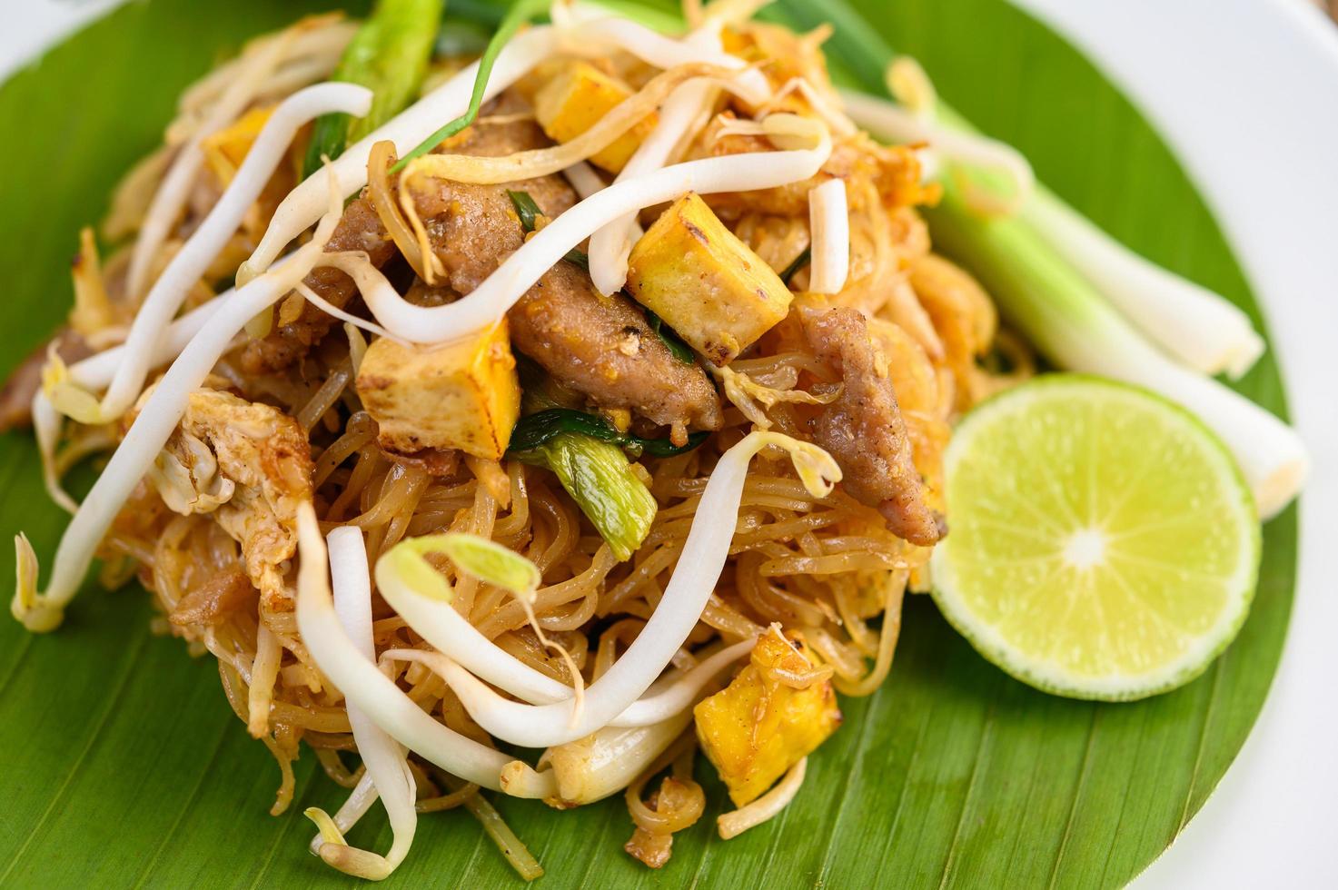 pad thai maträtt på ett bananblad foto
