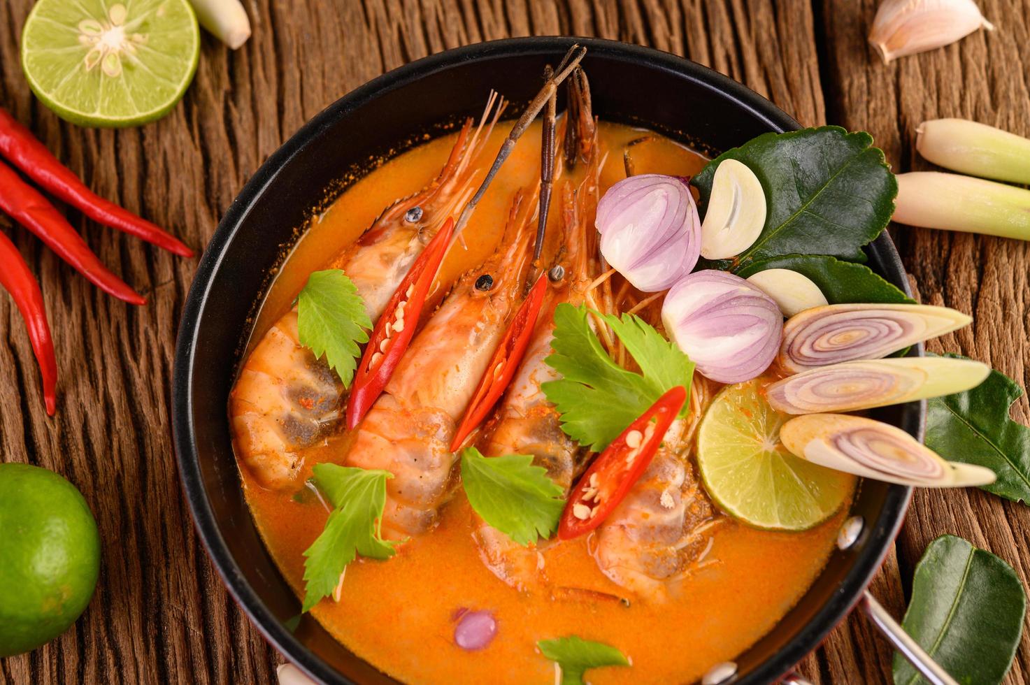 thailändsk varm kryddig soppa som heter tom yum kung med räkor foto