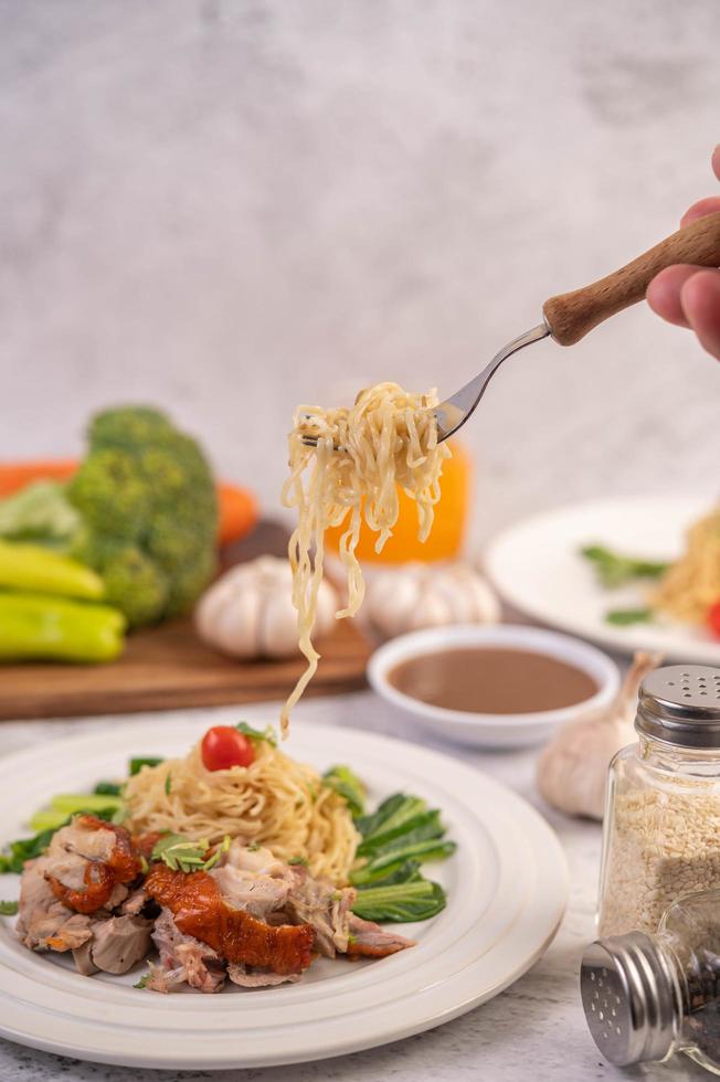 spagetti med tomater, koriander och basilika foto