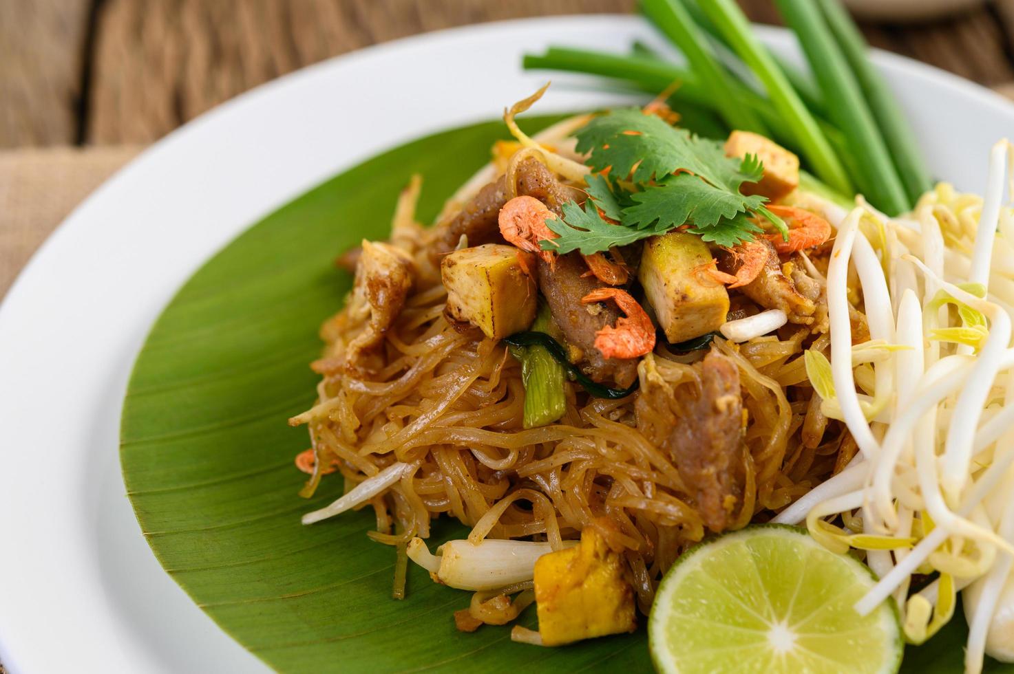 pad thai maträtt på ett bananblad foto