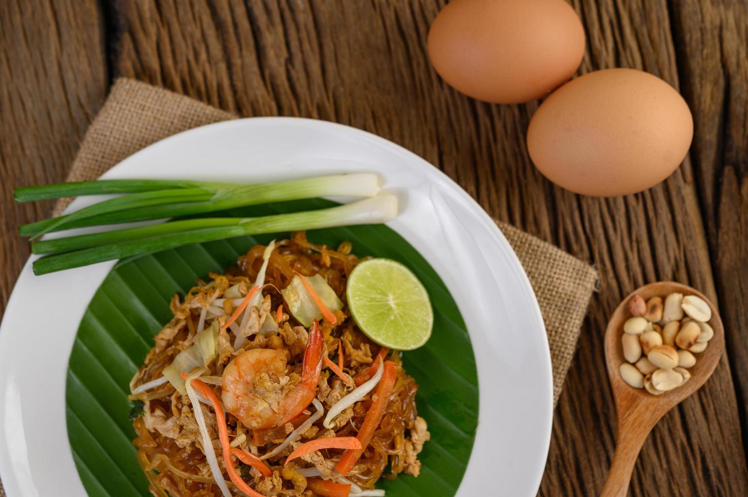tallrik med pad thai räkor med lime och ägg foto