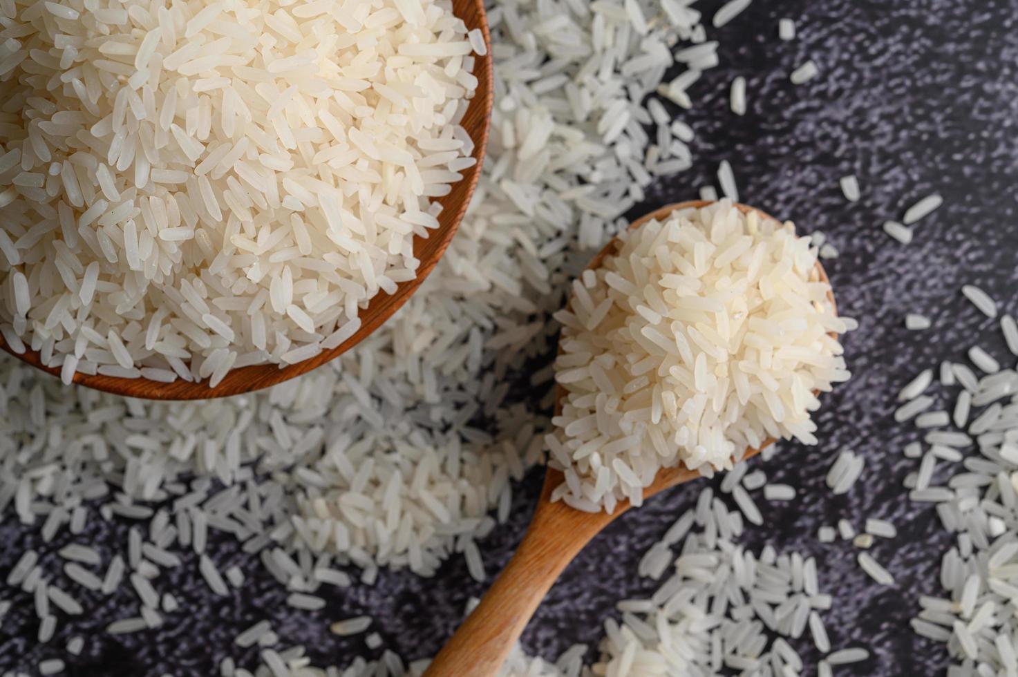 närbild av malet ris i skålar foto