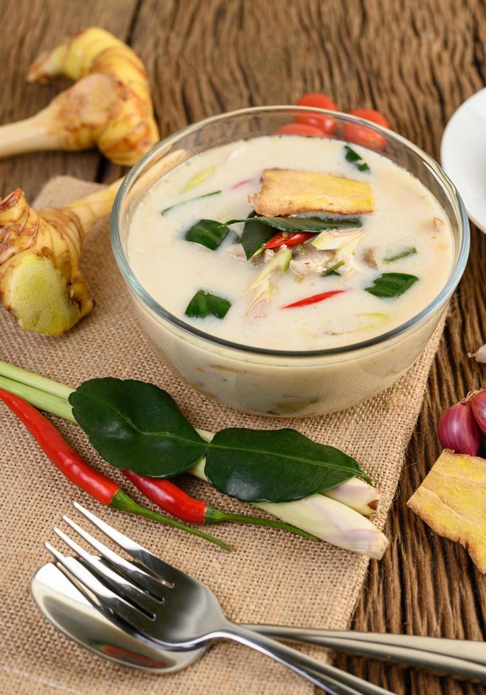 tom kha kai, thailändsk kokosnötsoppa på träköksbräda foto