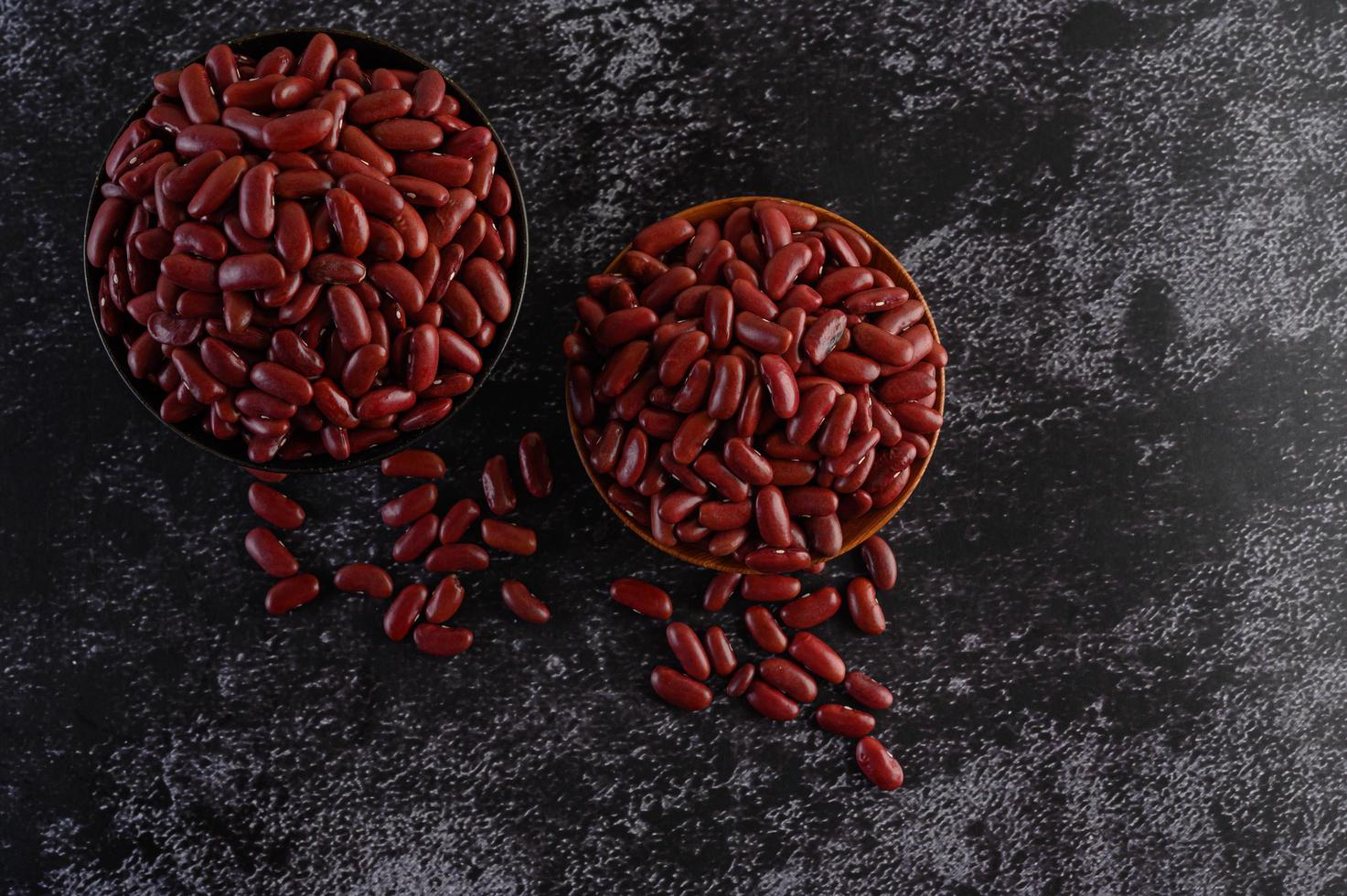 röda bönor i en träskål foto