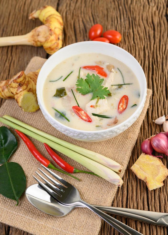 tom kha kai, thailändsk kokosnötsoppa på träköksbräda foto