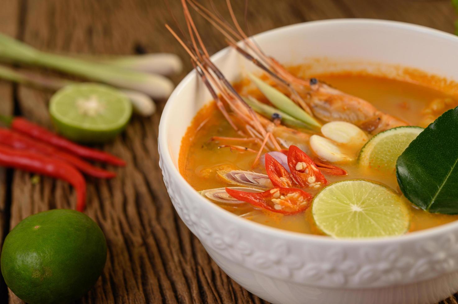 thailändsk varm kryddig soppa som heter tom yum kung med räkor foto