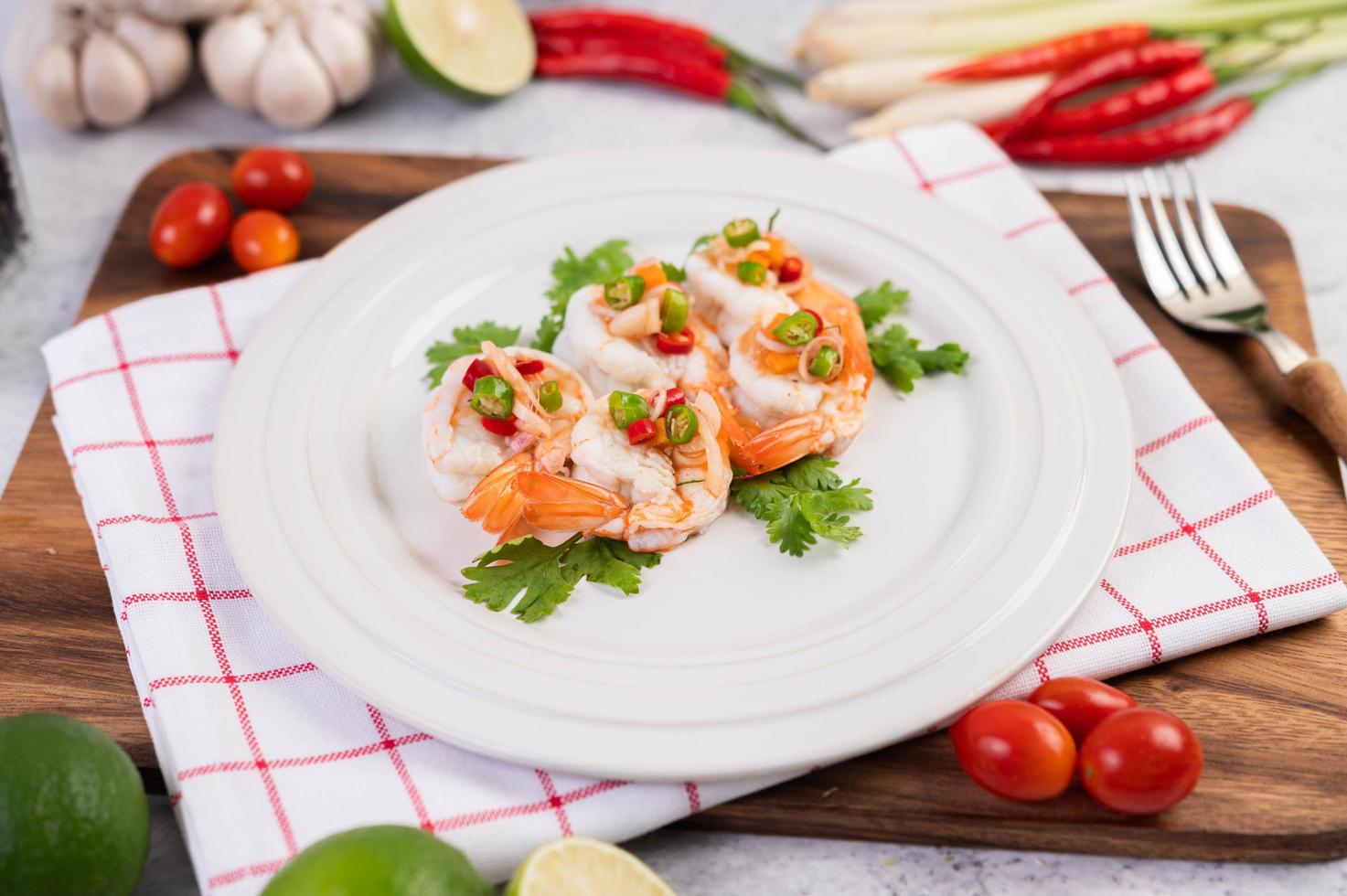 kryddig thailändsk sallad med räkor foto