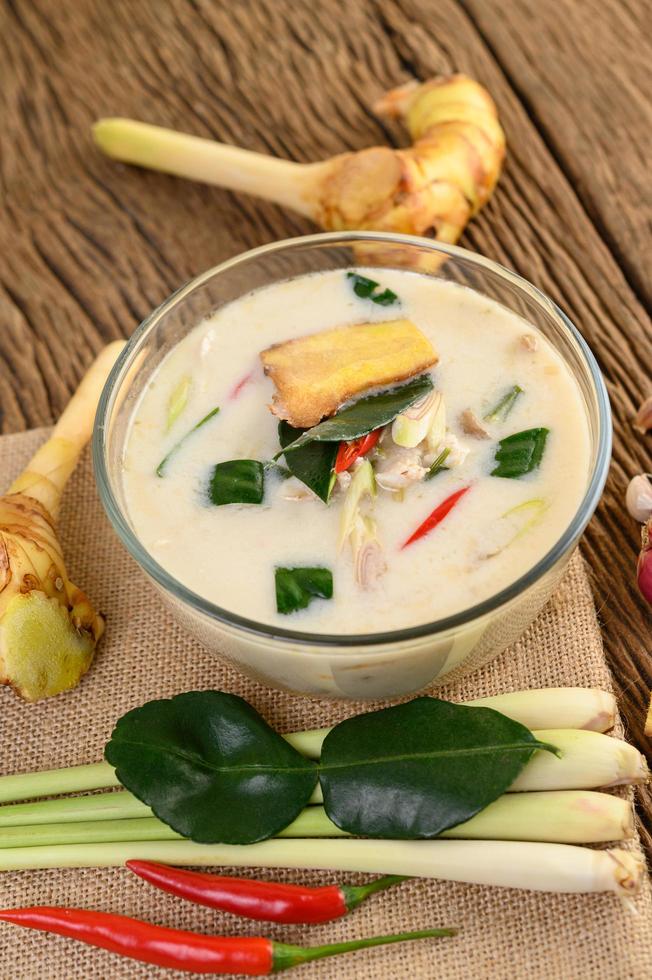 tom kha kai, thailändsk kokosnötsoppa på träköksbräda foto