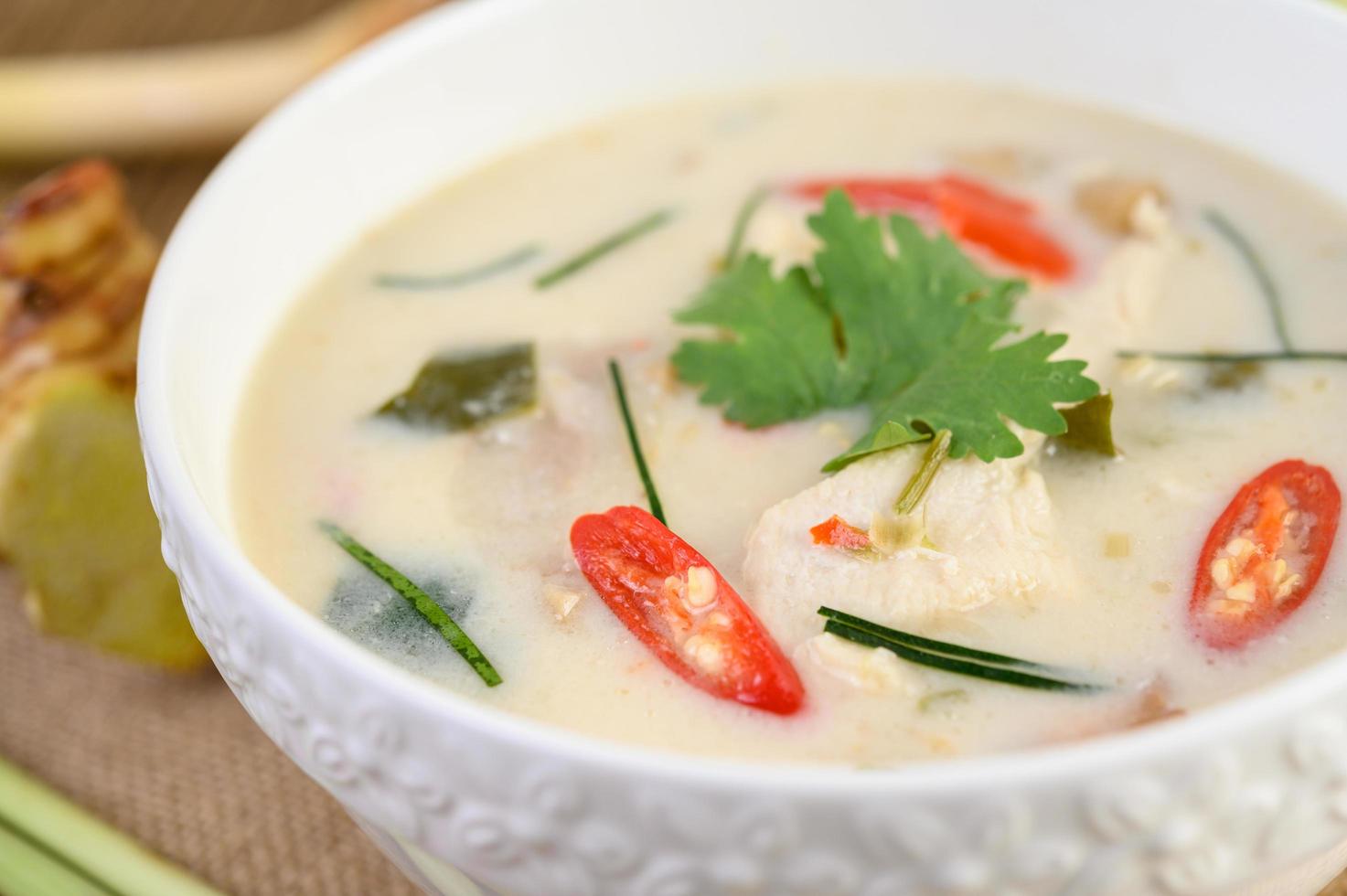 tom kha kai, thailändsk kokosnötsoppa på träköksbräda foto