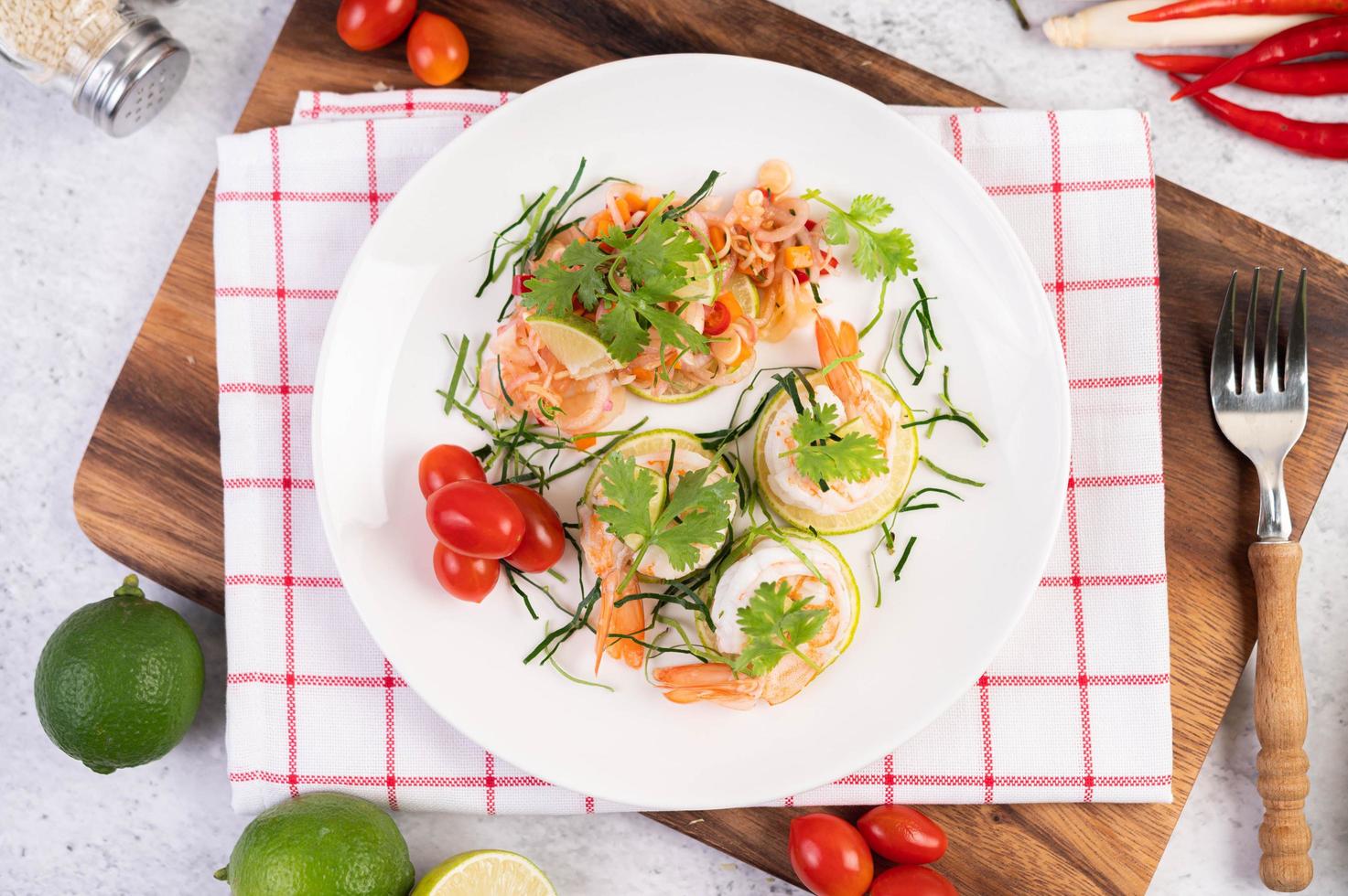 kryddig thailändsk sallad med räkor foto