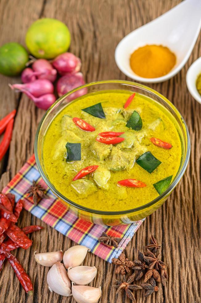 kryddig grön curry i en skål med kryddor foto