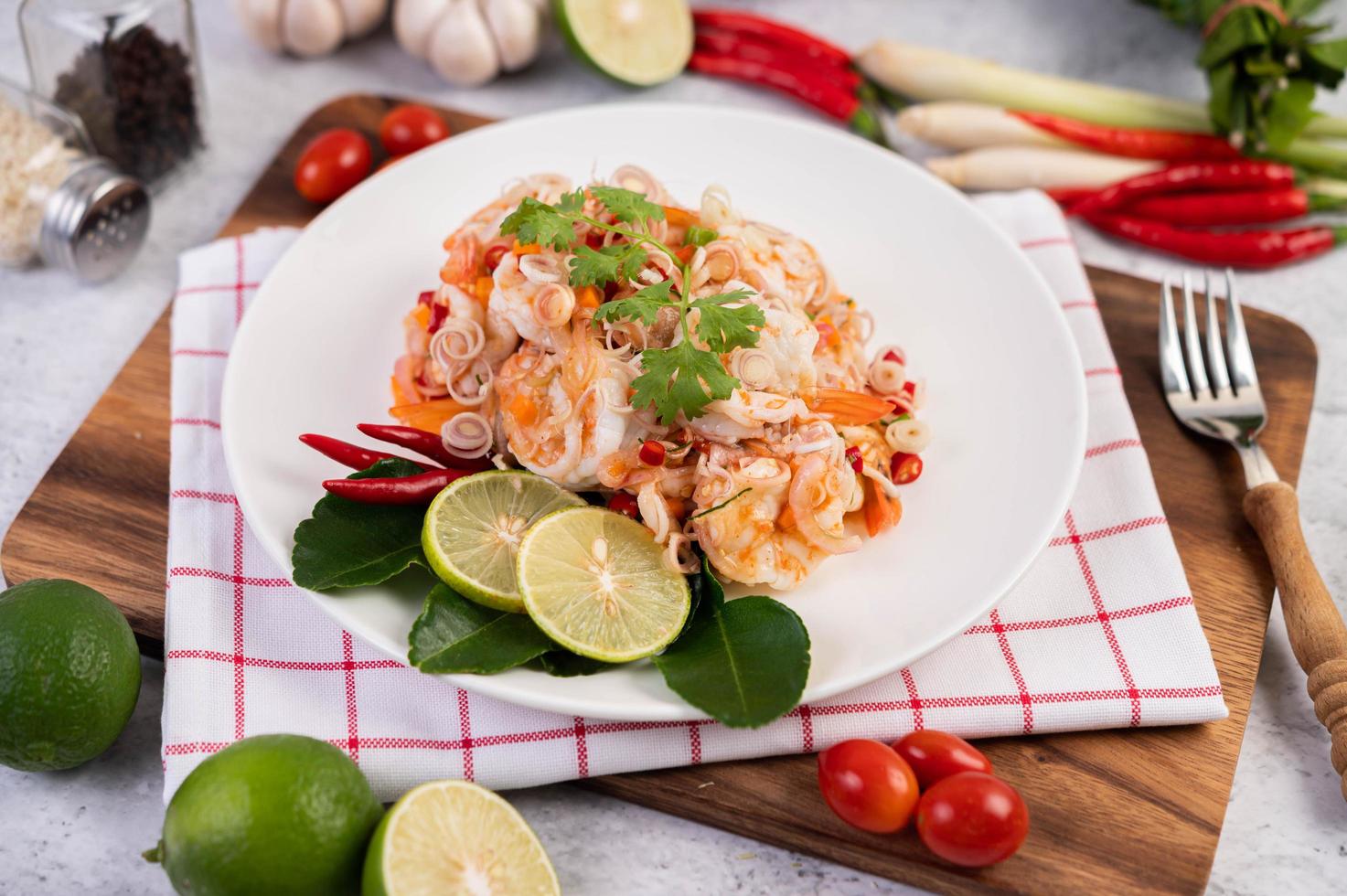 kryddig thailändsk sallad med räkor foto