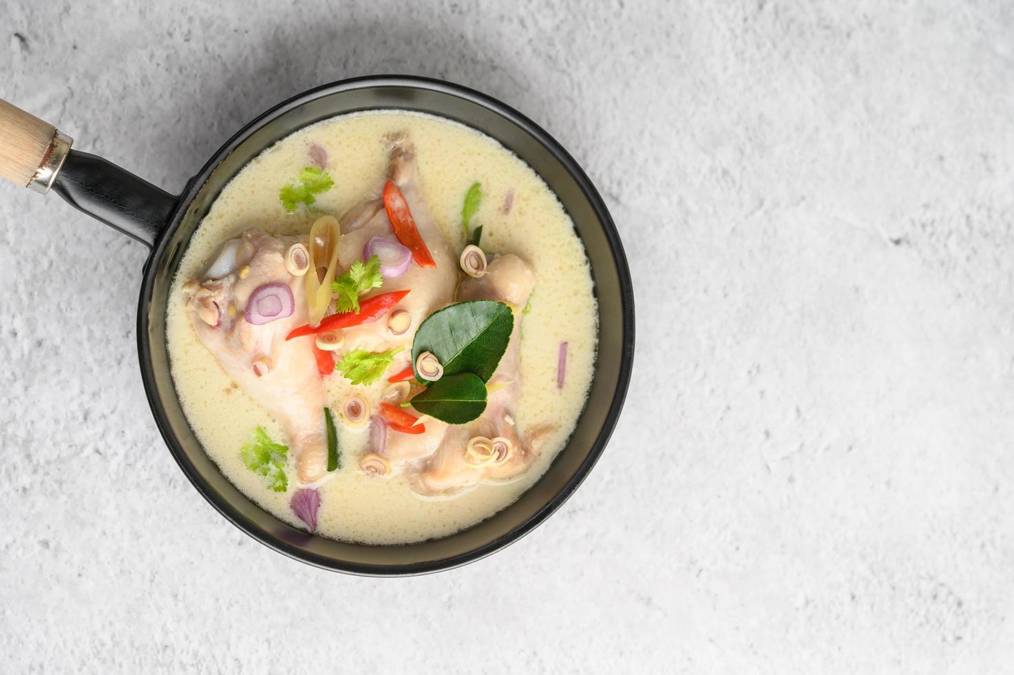 tom kha kai soppa med kaffir lime blad, citrongräs, rödlök, galangal och chili foto